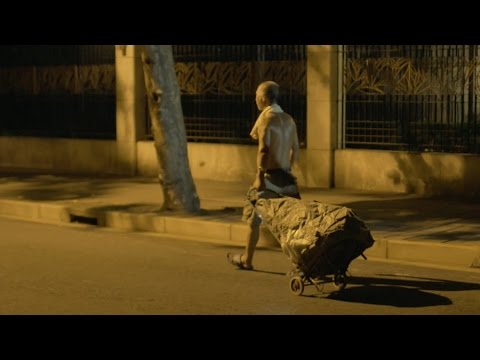 teatv 他有房子有家,卻住在上海街頭,靠撿垃圾救了3000多條流浪狗