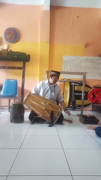 belajar memainkan alat musik tradisional gendang rampak