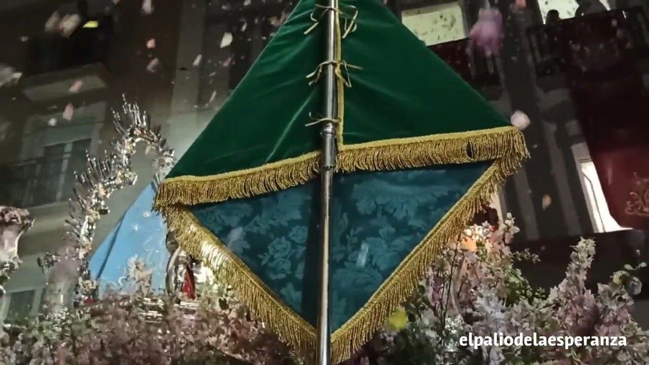 Petalada y canto de La Morenita a la Virgen de la Cabeza de Andújar a su llegada a la ermita. 2022