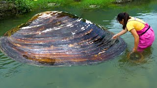 Have you ever seen such a large wild pearl clam? Pearls are even more beautiful