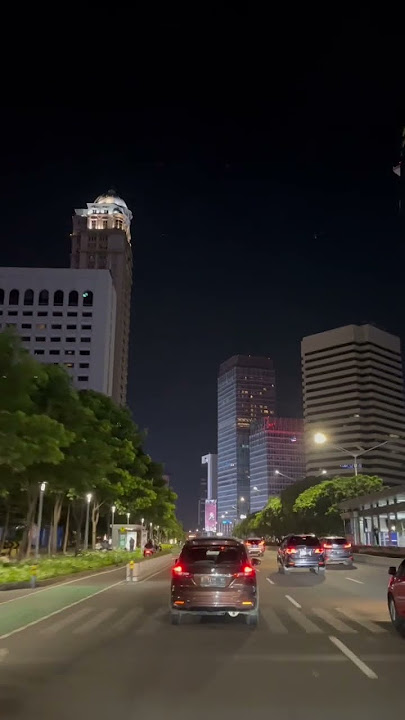 Berkendara di Malam Hari dengan Suasana Gedung dan Lampu Kota Jakarta | Stok Video Indonesia
