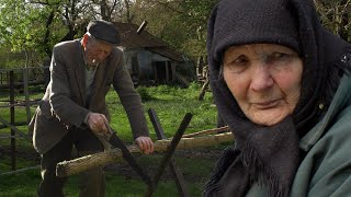 Тяжелая старость пожилых одиноких людей в заброшенной деревне вдали от цивилизации