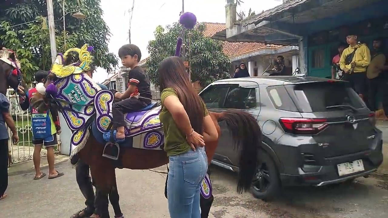 Ketika Neng Desti pegang kuda Sekarluyu dan Srinanjung di edisi ngabuburit 