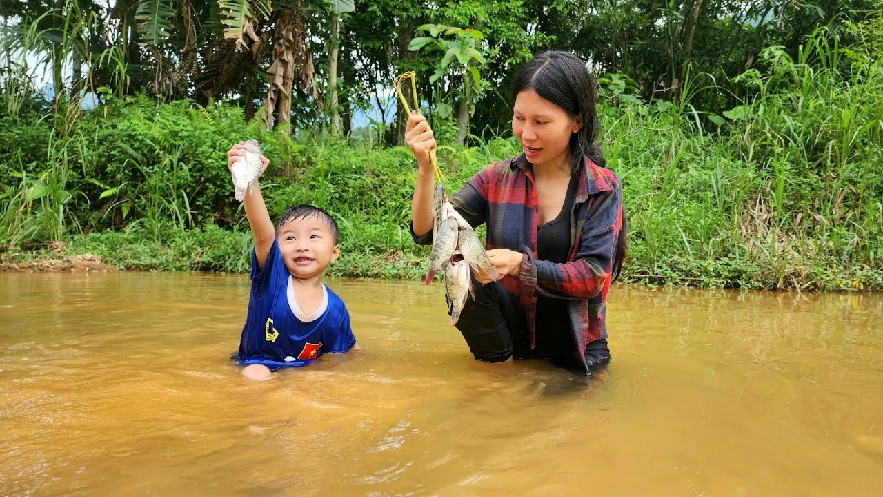 The single girl and her nephew went to the stream to catch fish and ...
