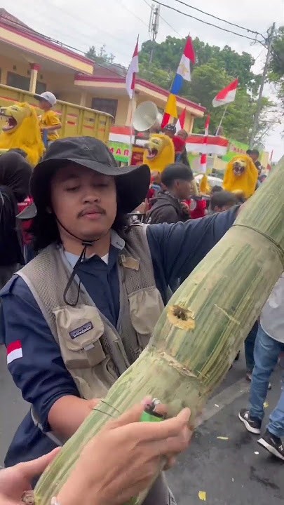 Nyobain pegang meriam bambu sampe pecah karena suaranya gede banget😱 #meriambambu #lodong