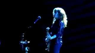 Watch Bonnie Raitt Aint Gonna Let You Go video