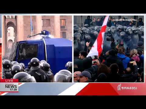 პარლამენტის წინ წყლის ჭავლი გაუშვეს, აიღეს კარვები