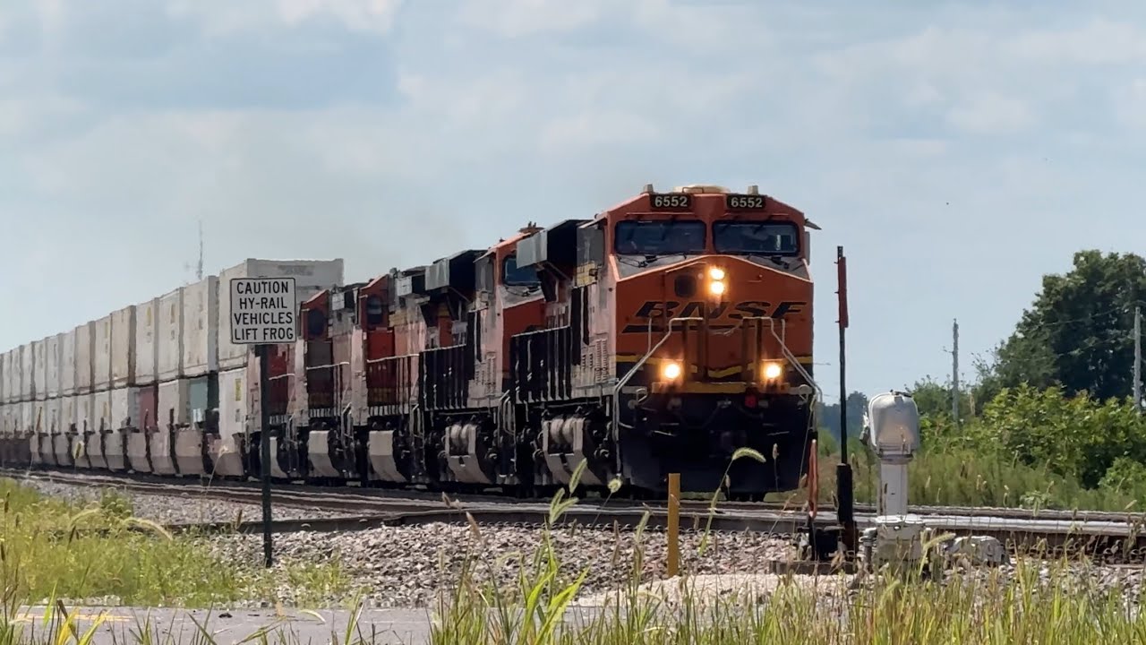 BNSF Z train changes tracks and proceeds east ( Z-LACNYC )! BNSF Transcon: Marceline sub..8/4/25