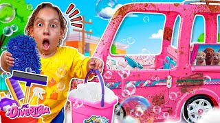 Maria Clara MC Divertida lava o carro de brinquedo | Pretend Play Barbie Car Wash