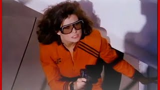 V : Diana shoots gun with a new hairstyle \& classic Visitor ambervision glasses ! - Jane Badler