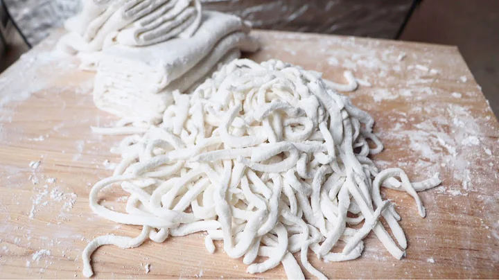 Qhaub Piaj (Thick chicken noodle soup): Khao Piak Sen