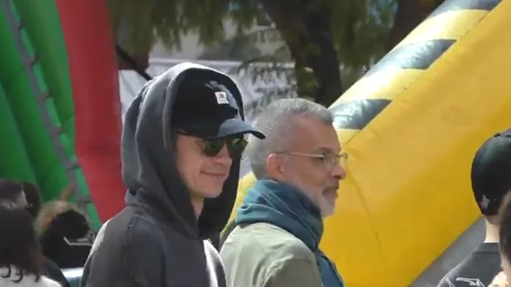 Hayden Christensen is still not using Jedi powers ...