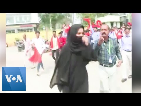 Female Student in Hijab Takes on Jeering Crowd in Southern India