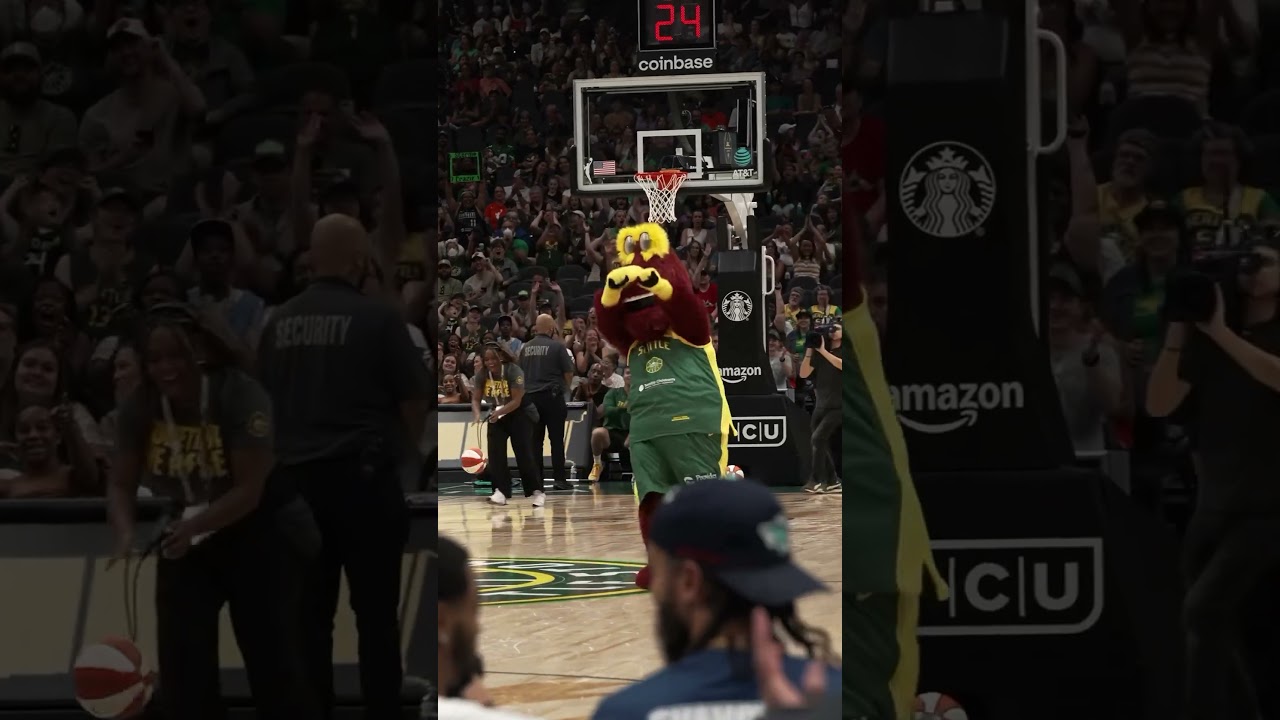 Seattle Storm's mascot can shoot 😳