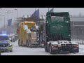 08.02.2021 - VN24 - Starker Schneefall ließ LKW rutschen - Bergungsdienste im Dauereinsatz