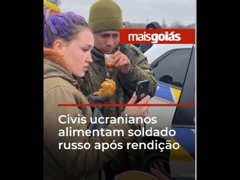 Civis ucranianos alimentam soldado russo após rendição