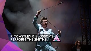 Rick Astley with Blossoms - There Is A Light That Never Goes Out (Glastonbury 2023) Resimi