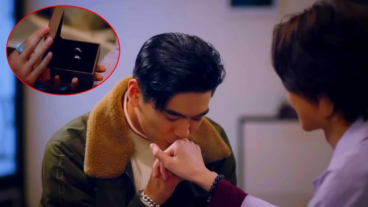 Босс достает огромное кольцо с бриллиантом, чтобы сделать предложение своему молодому парню.