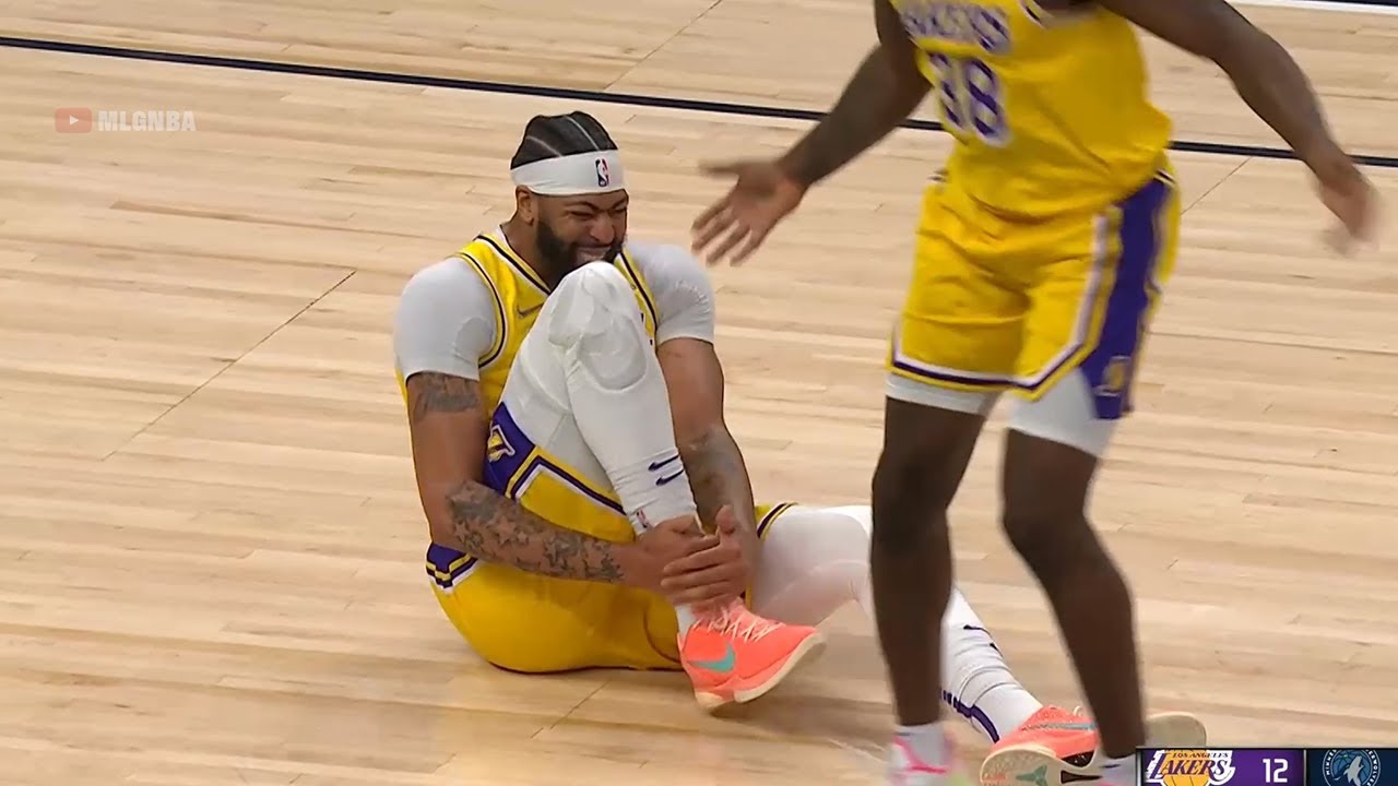 Anthony Davis is down in serious pain and LeBron is scared