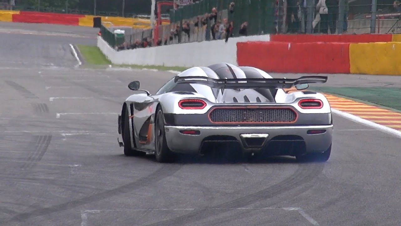 ⁣$7.4 Million Koenigsegg One:1 - Powersliding, Brutal Accelerations & Downshifts!