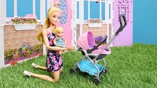 Barbie ailesi oyuncak bebek arabası alıyor. Oyuncak kutusu açılımı
