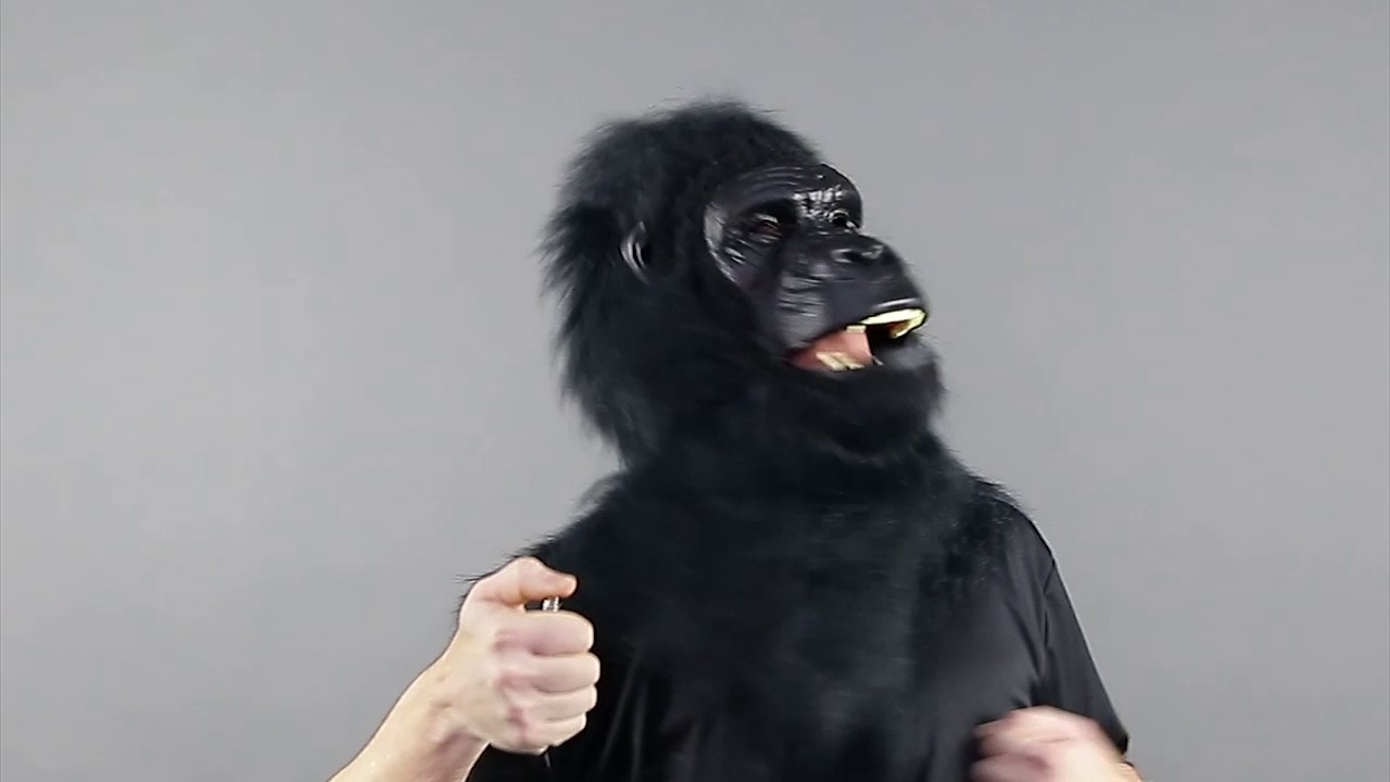 Выступление гориллы в маске. Обезьяна в маске для лица. Шоу маска танцы маска гориллы.