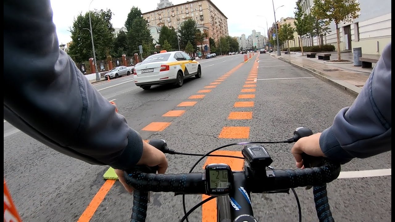 Видео велосипедист на крестовском. Велополоса. Встречная велополоса в Москве. Велополосу.