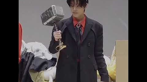 what behavior is this jake?😂😭 poor hoon #sunghoon #jake #jakehoon #enhypen #fypシ