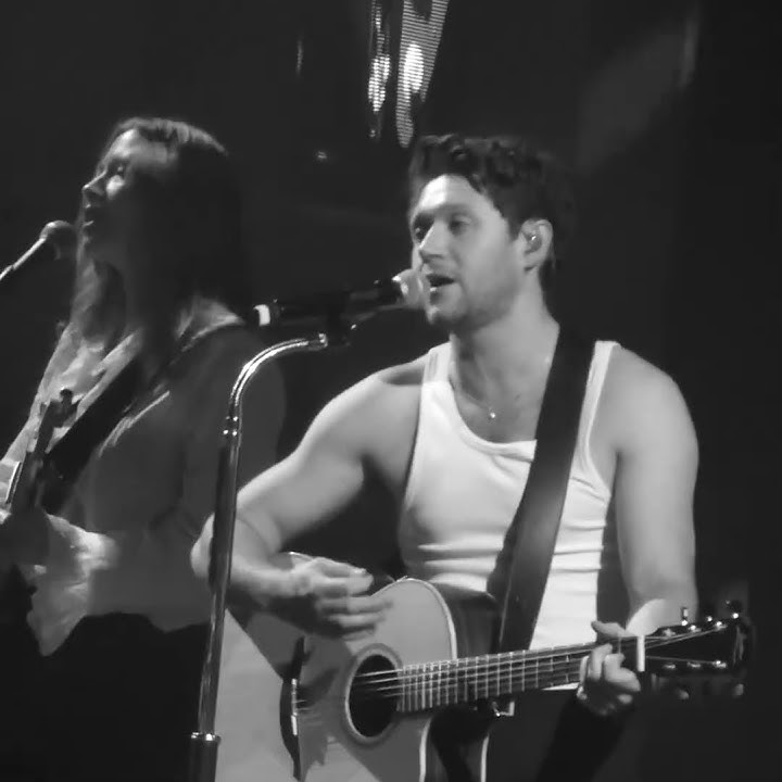 One Direction Members singing their version of Night Changes #1d #zayn #louistomlinson #liam #niall