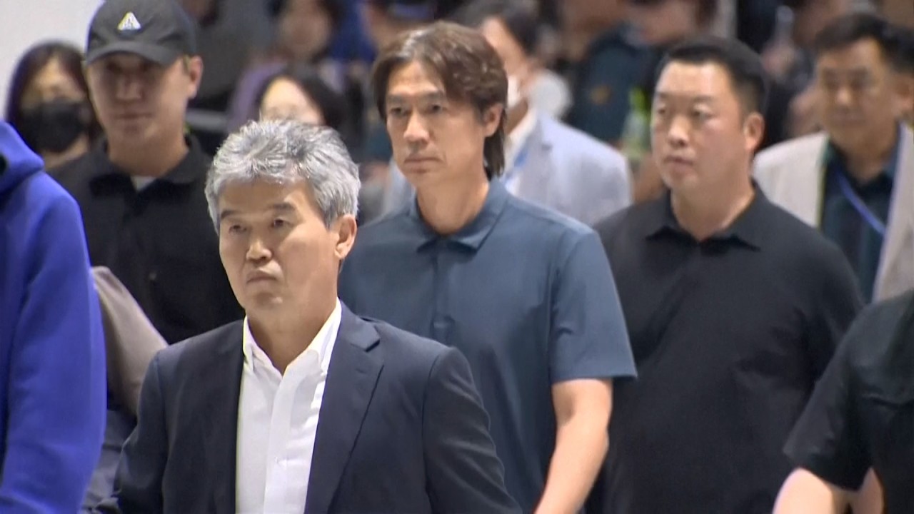 出ていけ」サッカーW杯敗退の韓国代表が帰国 空港で監督に怒号 