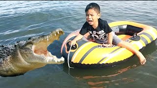 Lucu Zefa berenang di Pantai naik Perahu karet ❤ Kids swim on the beach Play Toy Boat