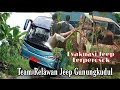Evakuasi bus terperosok di jalur kampung Oleh team relawan Jeep Gunungkidul,Jogjakarta