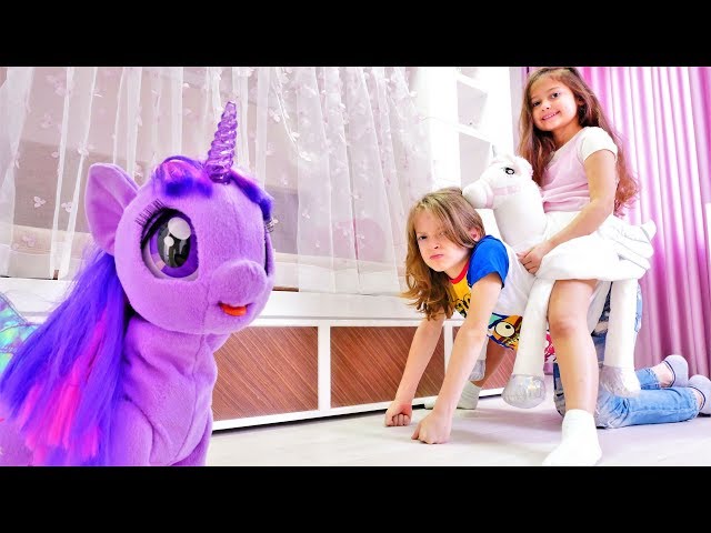 Selín es una princesa con Unicornio. Juguetes de Unicornio. Vídeos para  niñas y niños 