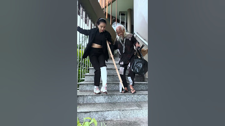 Girl gets help from homeless old man #kindness #homeless #goodperson #help #moving #love #oldman