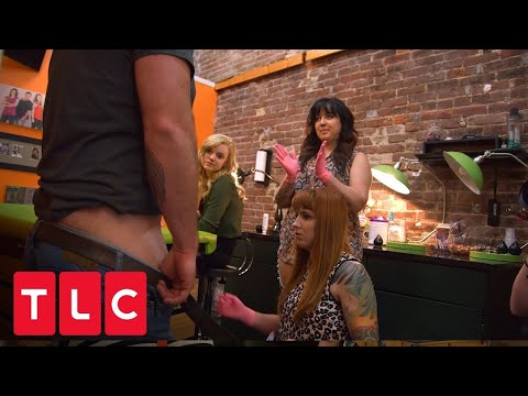 ¡Quiere tatuarse AHÍ! Sí... ahí | Las tatuadoras | TLC Latinoamérica