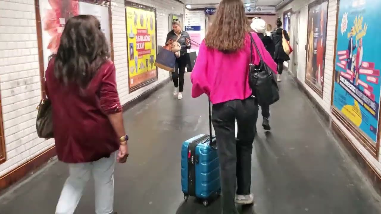 Inside Paris Gare Montparnasse/ Paris Gare Montparnasse vue de l'intérieur