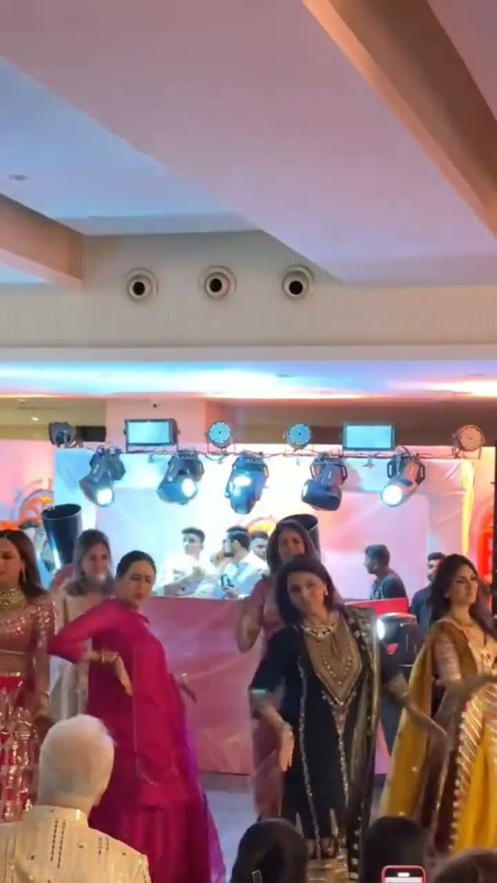 Karisma Kapoor’s MAGICAL performance on ‘Mehendi Hai Rachne Wali’ at Aadar-Alekha's mehendi? #shorts