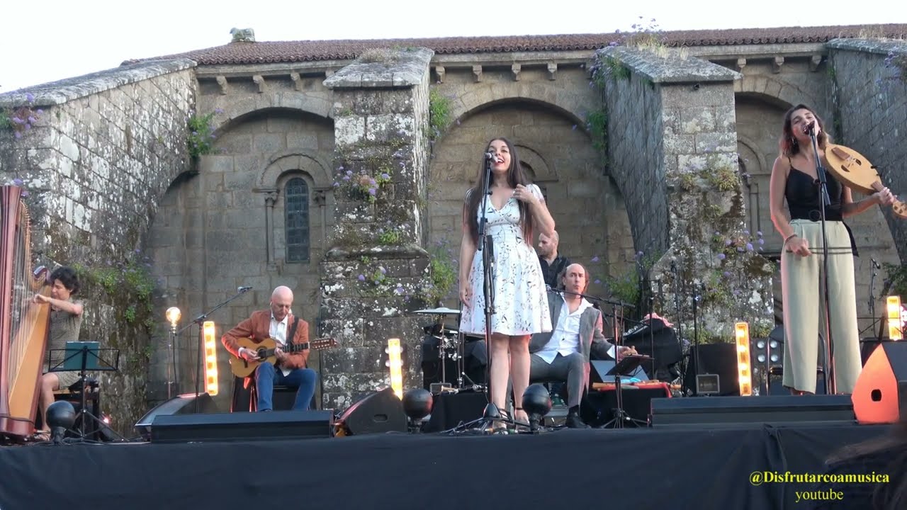 2023. 2 Xullo. Cantigas I e IV de Martin Codax. Carlos Nuñez. Maria Sanchez. Plaza da Colexiata Sar