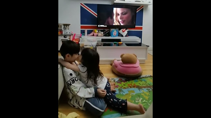 Anak Kecil Berciuman Ketika Melihat Tayangan Televisi Adegan Berciuman (Ya Ampun)