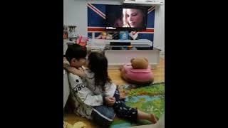 Anak Kecil Berciuman Ketika Melihat Tayangan Televisi Adegan Berciuman (Ya Ampun)