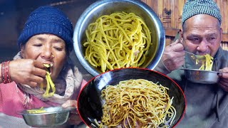 jungle man's wife cooks noodles and eating with jungle man @junglefamily