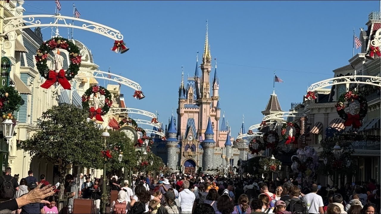 Live Live Video - Christmas Week Crowds At The Magic Kingdom