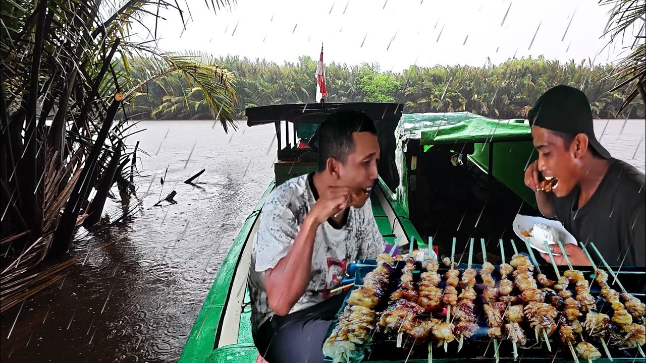 Masak sate udang galah saat hujan setelah lelah seharian mancing dan mencari umpan di sungai.