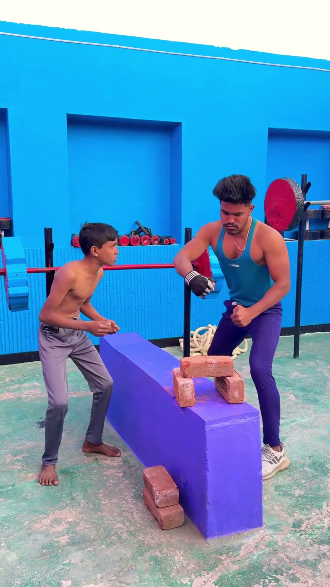 Bricks tod diya bhai ke lie ??? #shortvideo #comedy #funnyvideo