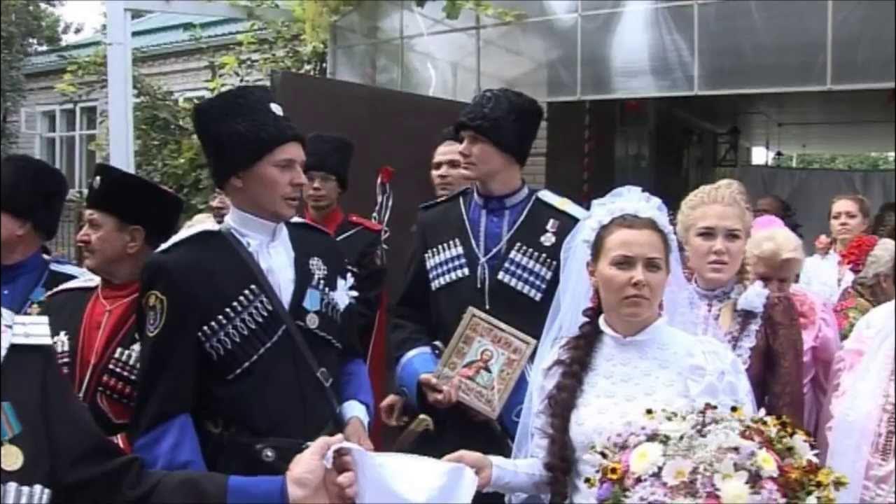 А вот так выглядела казачья семья в начале 20 века, когда их одежда приобретает