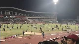 Kecewa Persebaya kalah, Bonek ngamuk Masuk lapangan.