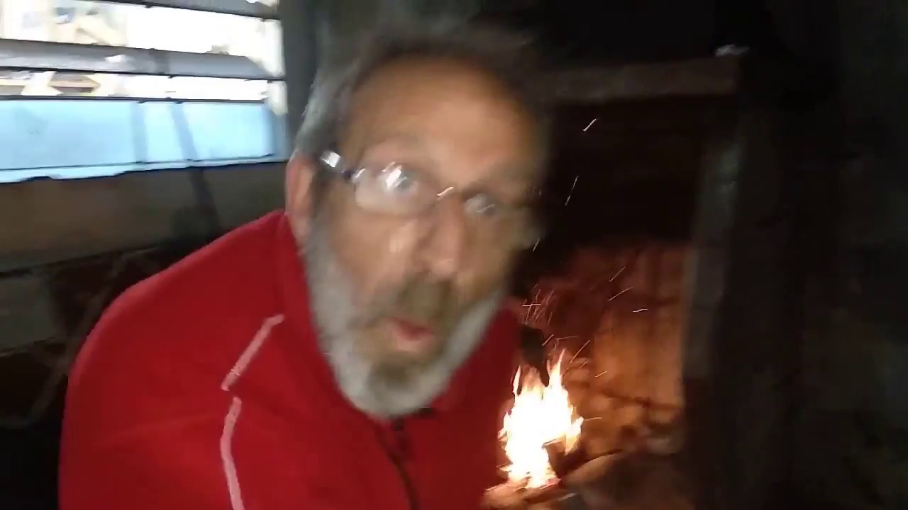 CAVERNICOLA DESCUBRE EL FUEGO - Kevin Runey - YouTube