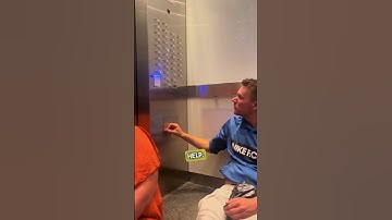 Vastzitten in een verlaten lift 😳