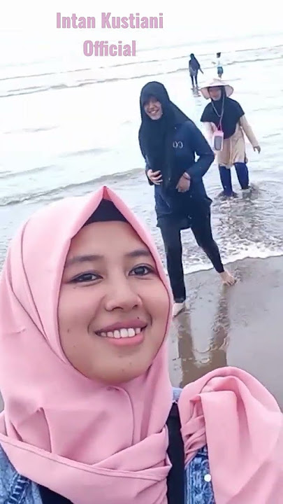 Lagi seru video tiba2 ada ombak😂 Jerit-jerit Takut basah ga bawa baju ganti😂#viral #liburan #pantai