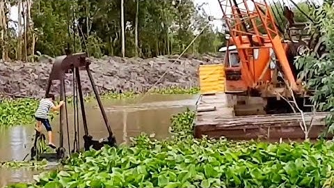 Xáng dây đu đưa người trên rào to . Xáng cạp đất trên sông khai thông dòng chảy 800 - Thủy Miền Tây